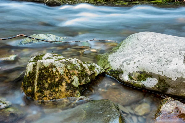 Neige fondre précipitation passé Mossy Boulders — Photo