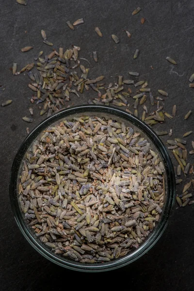 Lavanda seca na tigela com derramamento sobre — Fotografia de Stock