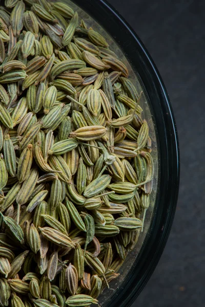 Abgeschnittener Fenchel siehe Schüssel links — Stockfoto