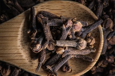 Tahta kaşık karanfil ile