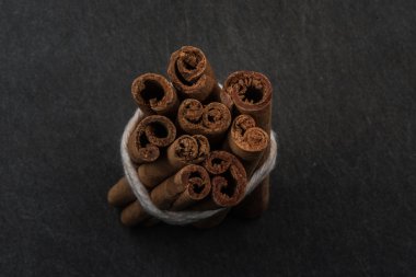 Paket üst görünümden tarçın