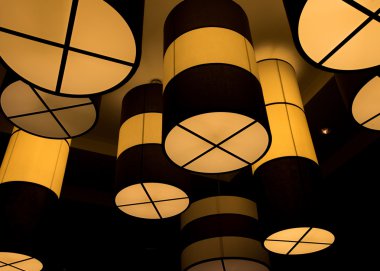 Küvet avizeler tavandan asılı