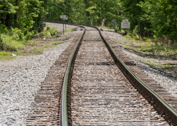 Curvas de la vía del tren a la izquierda — Foto de Stock