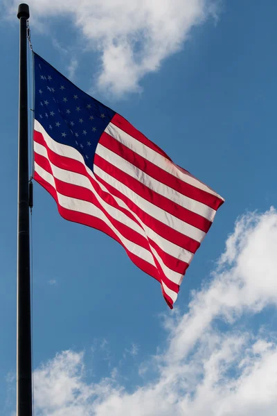Bandera Americana Soplando Contra Cielo Nublado — Foto de Stock