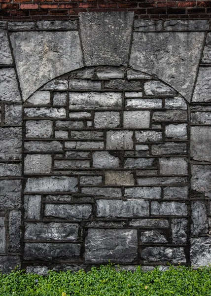 Arco de piedra gris con ladrillo rojo e hiedra verde — Foto de Stock