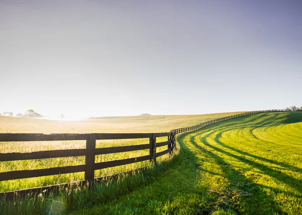 Recinzione del cavallo Serpente la sua strada oltre la collina — Foto Stock