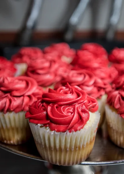 Η βανίλια Cupcakes με κόκκινο Buttercream — Φωτογραφία Αρχείου