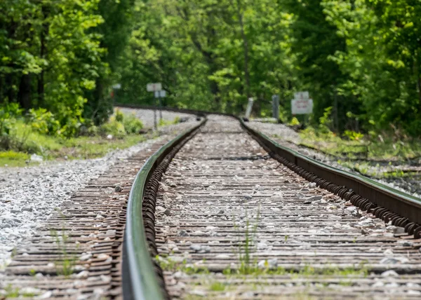 Mirando por el ferrocarril — Foto de Stock