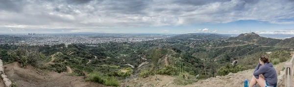 Looking out over LA from Mount Hollywood — Stock Photo, Image