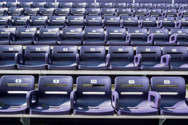 Asientos de estadio púrpura con 5 asientos en primera fila — Foto de Stock