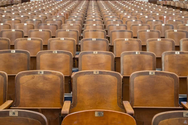 Antieke Woodend Auditorium zitplaatsen Straight op — Stockfoto