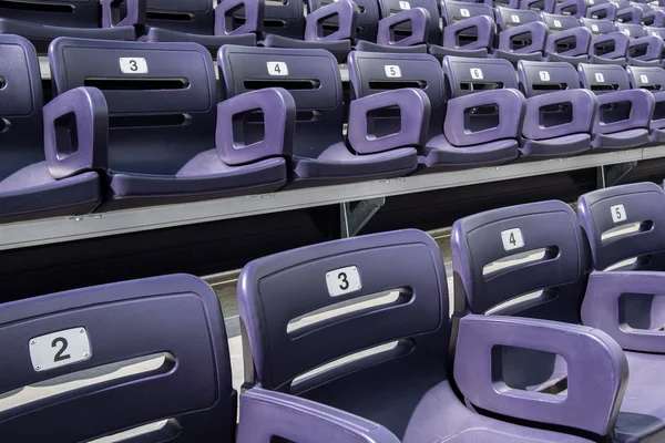 Asientos de estadio púrpura de cerca — Foto de Stock