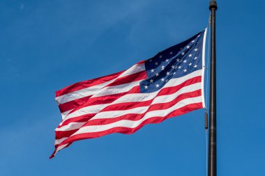 Mavi gökyüzü tek Amerikan bayrağı