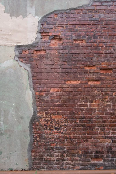 Muro de ladrillo rojo antiguo con descremado de lechada a la izquierda —  Fotos de Stock