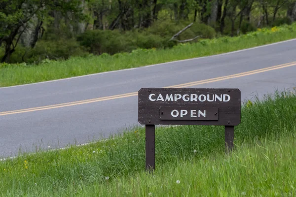 Señal abierta del camping — Foto de Stock