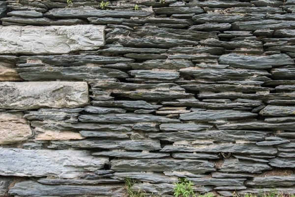Mur empilé en pierre mince — Photo