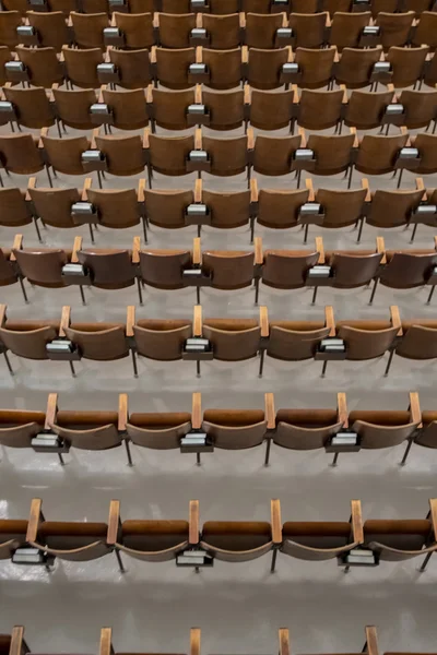 Asientos de Auditorio de Madera Antigua Vista Desde Detrás — Foto de Stock