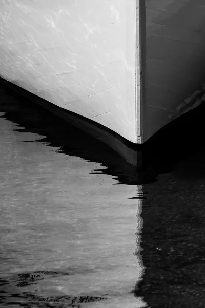Wysoki kontrast dziobu łodzi w wodzie — Zdjęcie stockowe