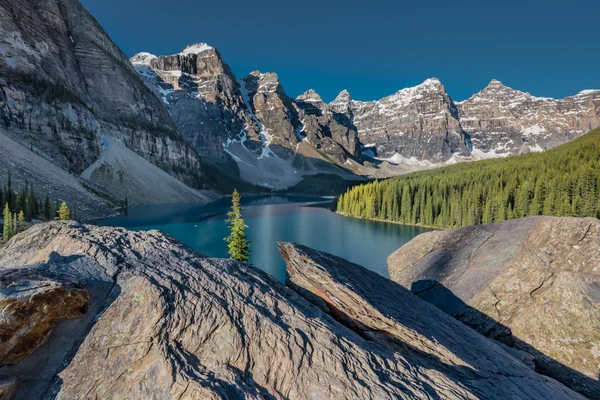 Rocas dentadas sobre el lago Moraine — Foto de Stock