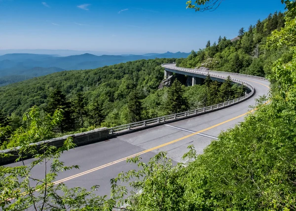 Linn Cove Viaduct Stretches Out — Stock Photo, Image