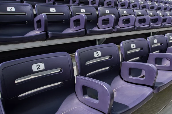 Paarse stadion zitplaatsen strakke hoge hoek — Stockfoto