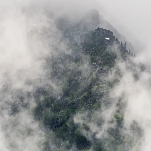 Dicke Wolken geben Berggipfel preis — Stockfoto