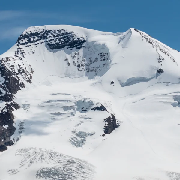 Las grietas en el campo de nieve dan señales de una avalancha — Foto de Stock