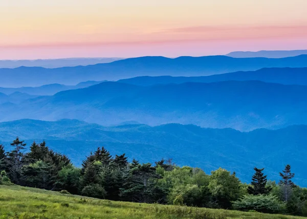 Hazy Blue Ridge Mountains bij zonsondergang — Stockfoto