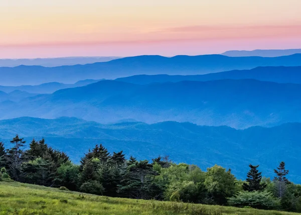 Mlhavé Blue Ridge hory při západu slunce — Stock fotografie