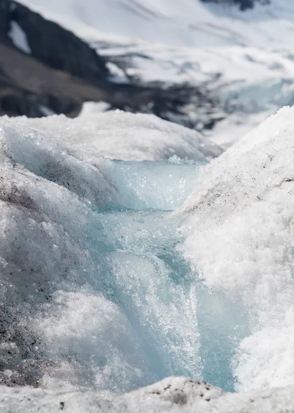 Kleiner Gletscherschmelzwasserfall auf Eis — Stockfoto
