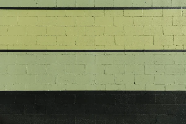 Zelené a černé pruhy na stěně tvárnice — Stock fotografie