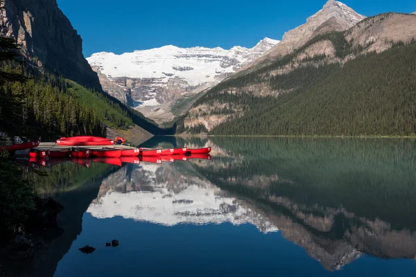 Lago Louise e canoe rosse — Foto Stock