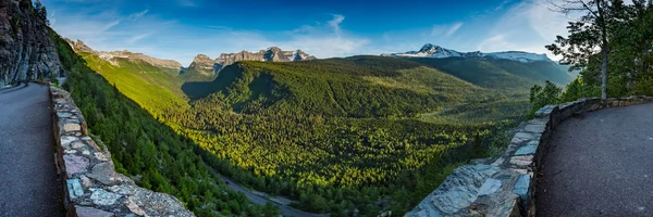Logan Pass aşağıda Vadi Manzaralı panorama