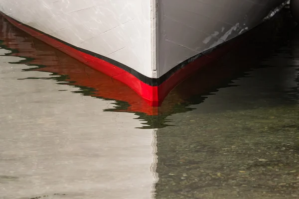 Bow rojo del barco en la línea de flotación —  Fotos de Stock