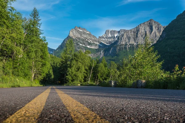 Au milieu de la route du soleil avec la montagne Reynolds — Photo