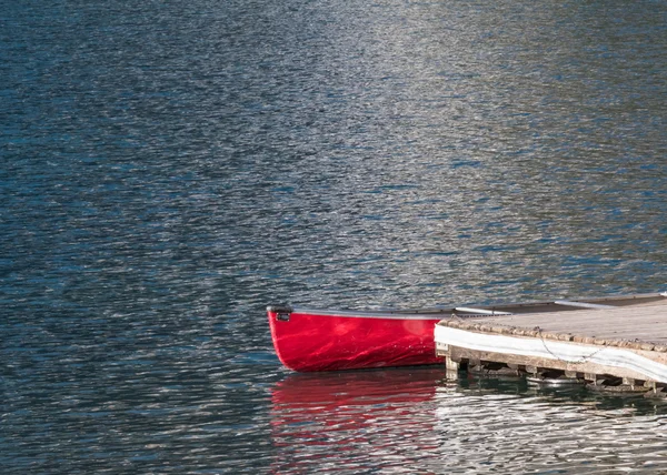 Canoa roja en el muelle —  Fotos de Stock