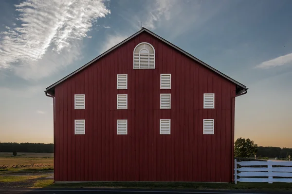 Красный сарай Пенсильвании на закате — стоковое фото
