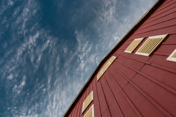 Deep Blue Sky Above Angle View of Barn Wall — Stock Photo, Image