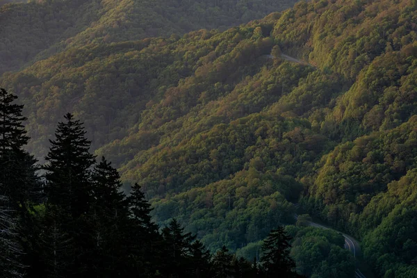 Una Nuova Strada Lacunosa Attraversa Montagne Tra Fumogeni — Foto Stock