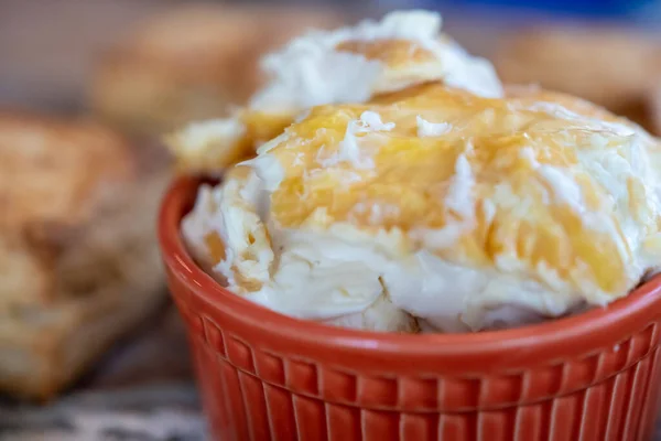 Pequeño Punto Crema Coagulada Tarro Con Corteza —  Fotos de Stock