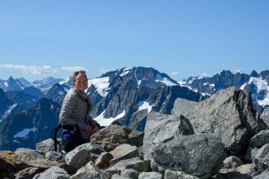 Washington 'da Sahale Kol Zirvesinden Bir Kadın Gülümsüyor