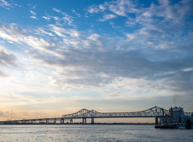 Güneş doğduktan hemen sonra Mississippi Nehri 'nin karşısındaki köprü.
