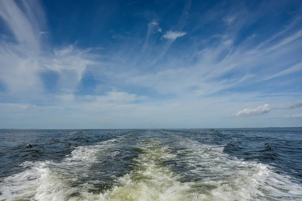 Boat Wake Wispy Chmury Nad Zatoką Meksykańską — Zdjęcie stockowe