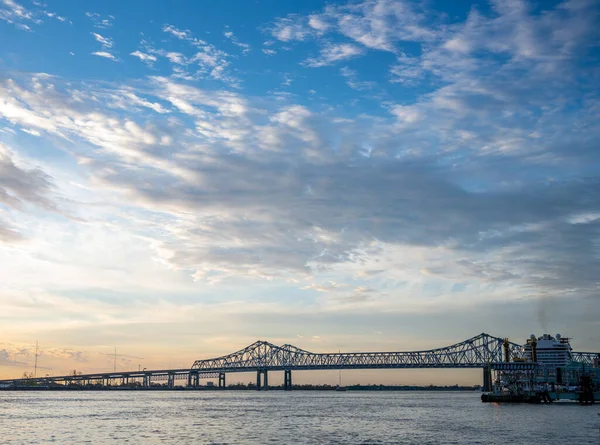 Güneş Doğduktan Hemen Sonra Mississippi Nehri Nin Karşısındaki Köprü — Stok fotoğraf