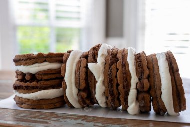 Parşömen üzerinde yarım düzine ev yapımı dondurmalı sandviç.