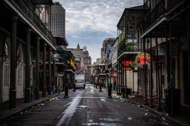 New Orleans, Amerika Birleşik Devletleri: 1 Mart 2020: New Orleans 'ta bir gece eğlendikten sonra Boş Bourbon Sokağı Çöp Dolduruldu