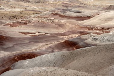 Kızıl ve Tan Bentonite Tepeleri çöl çöllerinde yayılıyor.
