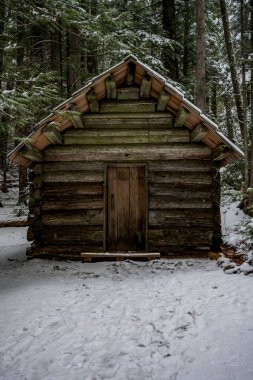 Kışın Gölgelerin Yolu Boyunca Kar Altındaki Küçük Kulübe