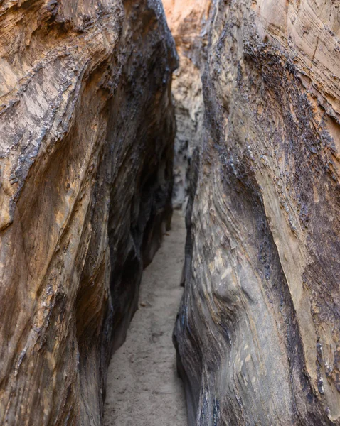 Slot Canyon Com Paredes Ásperas Recife Capitólio Bacia Hidrográfica — Fotografia de Stock