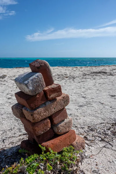 Empilement Vieilles Briques Sur Plage Sur Tortugas — Photo